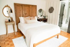 Historic Garden Suite Walk to Bay and Downtown