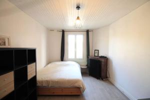 Appartements Disponible - Appartement Entier - Matelas Emma - RERB, 5mn Paris - 2 pers - Parking Rue Gratuit - Tout equipe - 1er etage - 2 : photos des chambres
