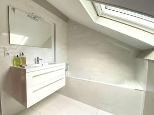 Villa rénovée avec terrasses, proche forêt - 8 pers, calme, wifi et ménage inclus - FR-1-736-7