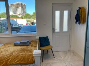 Sunny Studio with Parking and Private Entrance