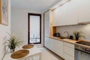 Urban Chic - City Center - Luxury Warsaw Stays - TowarowaAB street