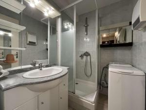 Studio Cabine Climatisé avec Terrasse et Piscine sur le Port de Gruissan, Proche Plage - 4 Couchages - FR-1-229-104