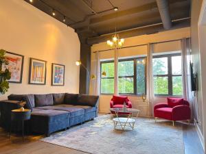 Chic Spacious 3BR South Loop Apartment Near McCormick Place, Roosevelt CTA & Shopping Area in Chicago