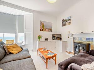 2 Bed in Tenby FB175