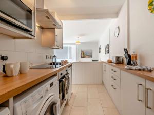 2 Bed in Tenby FB175