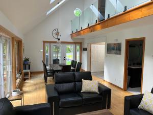 3bdrs Lakefront Chalet Peaceful Retreat