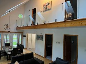 3bdrs Lakefront Chalet Peaceful Retreat