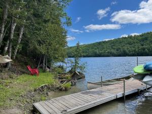 3bdrs Lakefront Chalet Peaceful Retreat