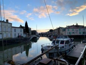 Maisons de vacances Maison de la Greve - coeur de Marans avec cour : photos des chambres