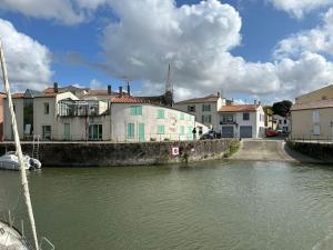 Maisons de vacances Maison de la Greve - coeur de Marans avec cour : photos des chambres