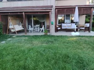 Garden Floor Flat in a Beachfront Complex with a Pool - Marmaraereglisi