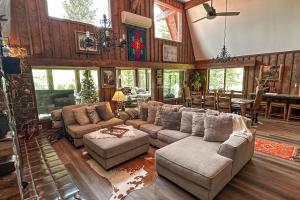 Gorgeous Riverfront Retreat