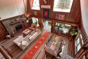 Gorgeous Riverfront Retreat