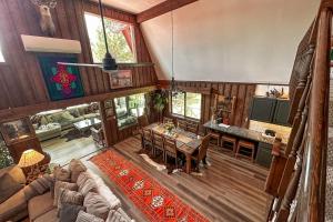 Gorgeous Riverfront Retreat