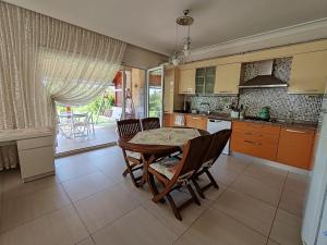 Garden Floor Flat in a Beachfront Complex with a Pool
