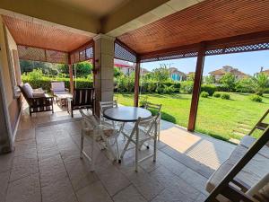 Garden Floor Flat in a Beachfront Complex with a Pool
