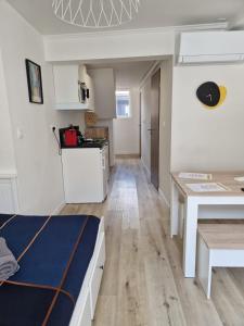 Appartements Faubourg des voyageurs 5 - Studio climatise 2 personnes - proche axe autoroute : photos des chambres
