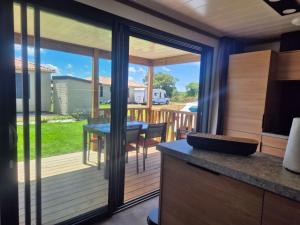 Campings Chalet dans domaine avec piscine : photos des chambres
