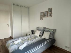 Appartements Le VAL HOME - 20min de PARIS et ORLY - Balcon - WIFI - Espace de travail : photos des chambres