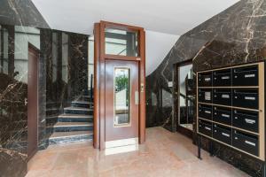 A Refined 2-bedroom close Avenue Foch