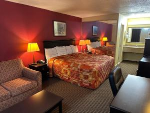 King Room room in Royal Inn - Anniston