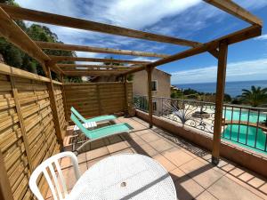 Maisons de vacances Maison vue mer avec piscine sur la Cote d-Azur : photos des chambres