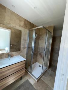 Maisons de vacances Maison vue mer avec piscine sur la Cote d-Azur : photos des chambres