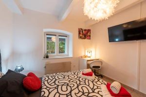 City Center Apartment with Free Parking