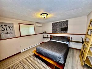 Big Blue Lake House complete with Game Room