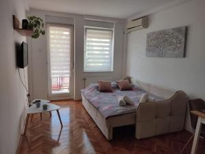 KostaStan - sa parkingom