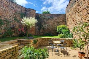 Maisons de vacances Maison romane avec jardin dans le centre de CLUNY : photos des chambres