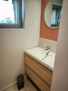 Appartements La boite a coucou, Appartement pour 6 personnes, avec jardin , vue mer, a 400 m de la plage pors mabo : photos des chambres