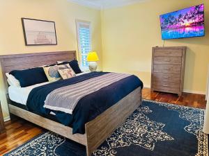 Private Heated Pool & Beach House, 3 King Beds, TVs inrooms, BBQ, Screened in Pool, 15 min to Beach, Private Neighborhood, 1000mbps WiFi