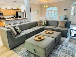 Private Heated Pool & Beach House, 3 King Beds, TVs inrooms, BBQ, Screened in Pool, 15 min to Beach, Private Neighborhood, 1000mbps WiFi