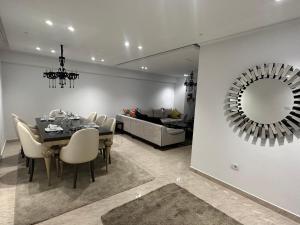 شقه فندقيه فاخره جديده بالكامل