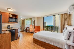 Hotel Room Partial Ocean View room in Castle Bamboo Waikiki Hotel