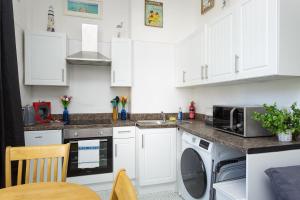 Air Maison - Dockyard Dreams - Close To Gunwharf!