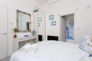 Air Maison - Dockyard Dreams - Close To Gunwharf!