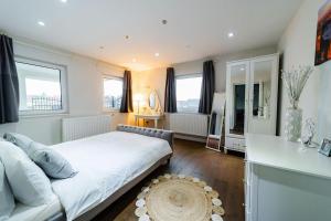 10 Bed Villa Sleeps 27 -Pool & Hot tub -Wood fire