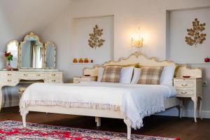 10 Bed Villa Sleeps 27 -Pool & Hot tub -Wood fire