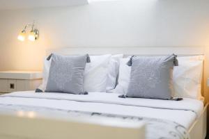 10 Bed Villa Sleeps 27 -Pool & Hot tub -Wood fire