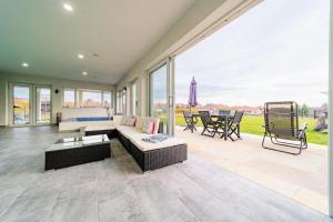 10 Bed Villa Sleeps 27 -Pool & Hot tub -Wood fire