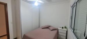 3 dormitórios, com excelente localização, vista para a Praça Flávio Boianoviski e para o mar