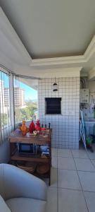 3 dormitórios, com excelente localização, vista para a Praça Flávio Boianoviski e para o mar