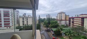 3 dormitórios, com excelente localização, vista para a Praça Flávio Boianoviski e para o mar