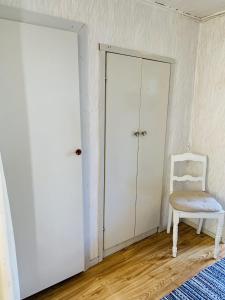 Strandnära suterränglägenhet