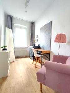 Apartment PrimeStay modernes Appartment nähe Klinikum für Urlaub oder Geschäftsreise, 24 Std Check-in, WLAN, 55 Zoll-Fernseher, Streaming, Küche, Regendusche, Doppelbett, Schlafsofa, ruhige 50 qm Wohnung