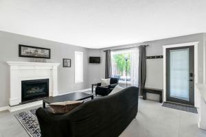 Casa Pura Vida Hot Tub, Pool & Ping Pong Tables w Backyard & BBQ Come stay