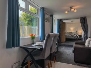 New! Cosy Garden Home, Free Parking With Smart TV & Perfect Motorway Access