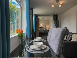 New! Cosy Garden Home, Free Parking With Smart TV & Perfect Motorway Access